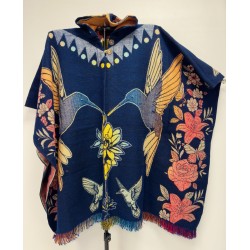 Poncho native modèle mixte avec motif colibri, fabriqué artisanalement en Équateur.