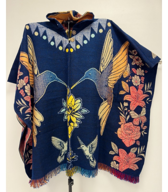 Poncho native modèle mixte avec motif colibri, fabriqué artisanalement en Équateur.