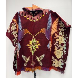 Poncho native avec motif colibri, fabriqué artisanalement en Équateur.