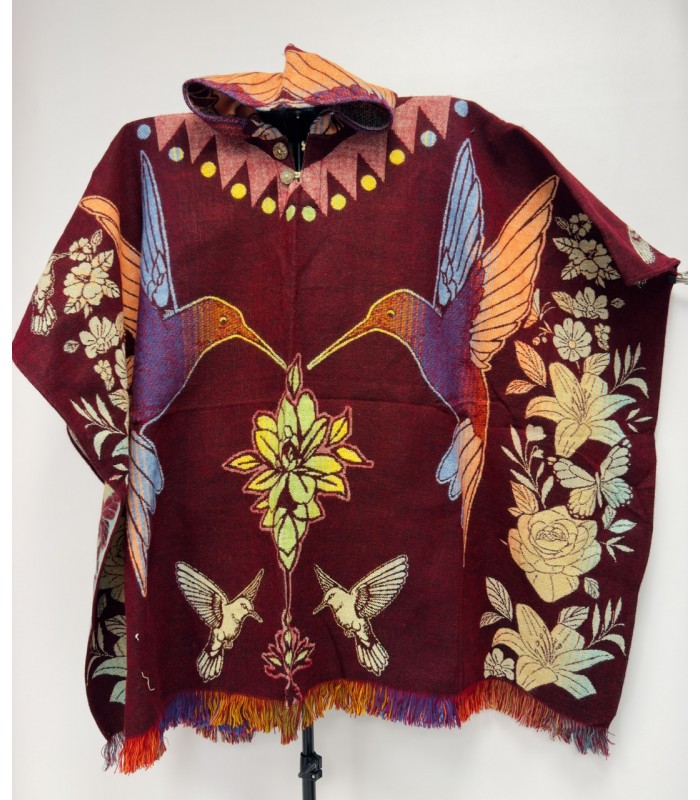 Poncho native avec motif colibri, fabriqué artisanalement en Équateur.