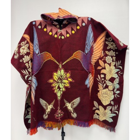 Poncho native avec motif colibri, fabriqué artisanalement en Équateur.