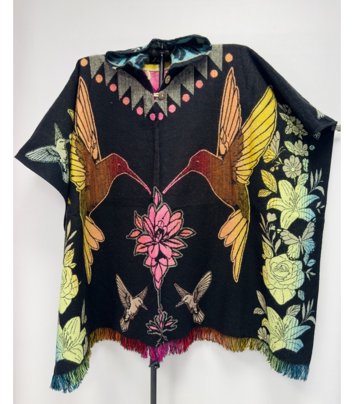 Poncho modèle mixte avec motif colibri, fabriqué artisanalement en Équateur.