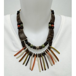 Collier en tagua fait main  , un bijou artisanal unique, léger et naturel, aux formes originales et aux couleurs élégantes.