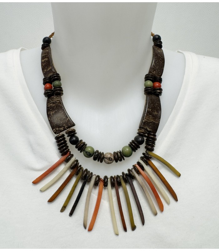 Collier en tagua fait main  , un bijou artisanal unique, léger et naturel, aux formes originales et aux couleurs élégantes.