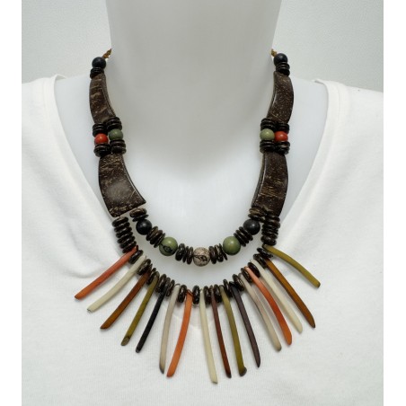Collier en tagua fait main  , un bijou artisanal unique, léger et naturel, aux formes originales et aux couleurs élégantes.