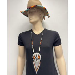 Collier artisanal d’inspiration amérindienne en perles de rocailles, os et corne de buffle,  orné d’un pendentif kokopelli