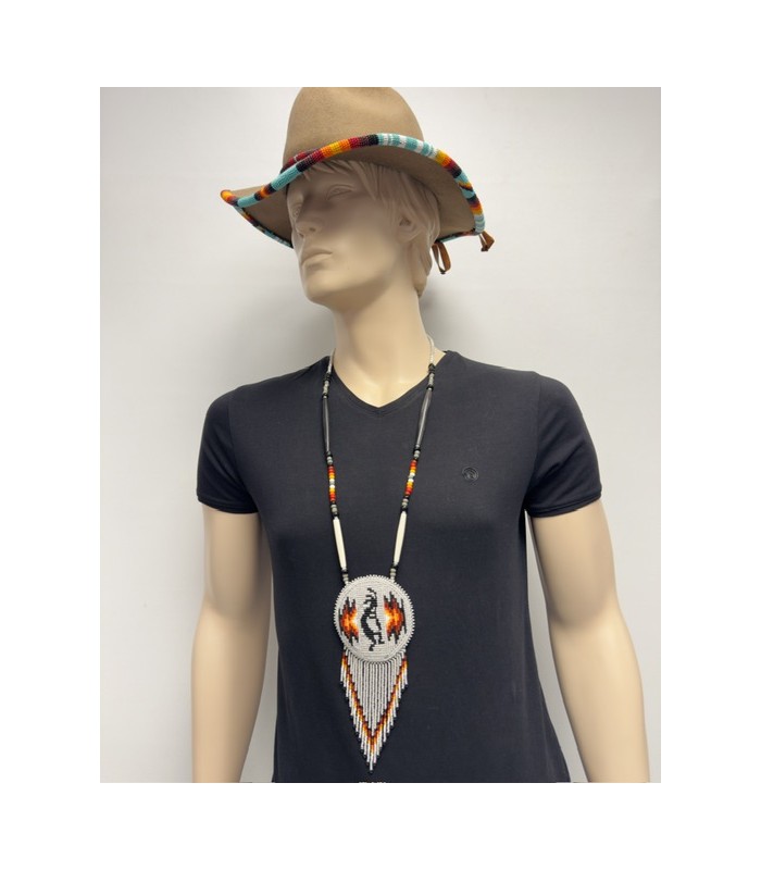 Collier artisanal d’inspiration amérindienne en perles de rocailles, os et corne de buffle,  orné d’un pendentif kokopelli