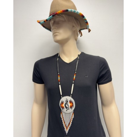 Collier artisanal d’inspiration amérindienne en perles de rocailles, os et corne de buffle,  orné d’un pendentif kokopelli