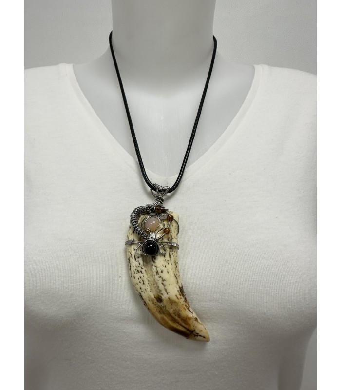 Pendentif en dent de lion de mer fabriqué de façon artisanale
