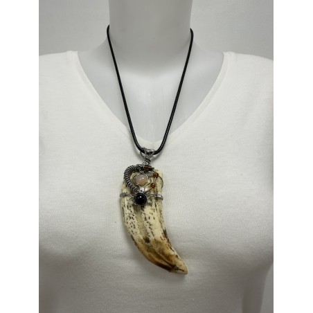 Pendentif en dent de lion de mer fabriqué de façon artisanale