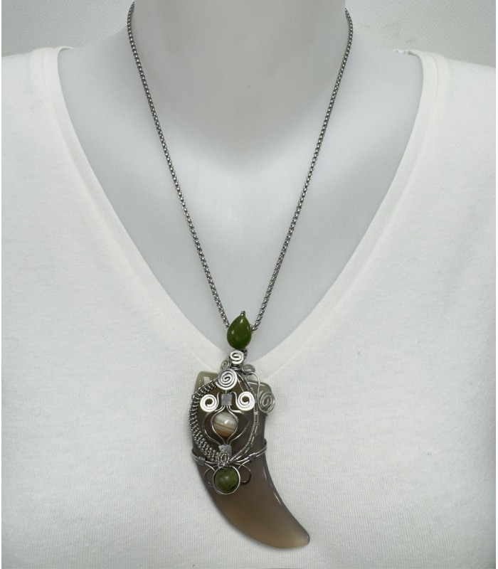 Le croc des esprits. Un talisman aux murmures ancestraux, où la magie des pierres rencontre la force de la terre .